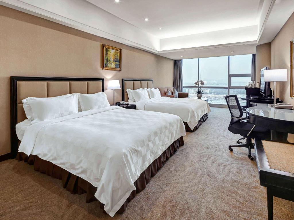Postel nebo postele na pokoji v ubytování Oriental Ginza Hotel Shenzhen