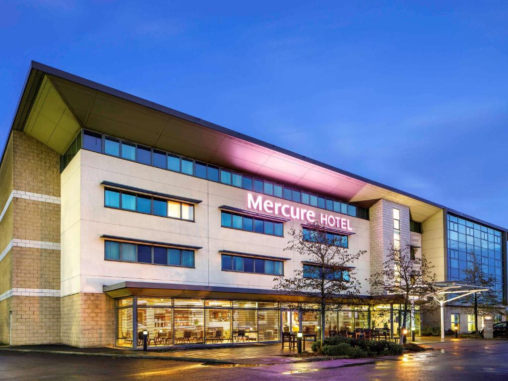 eine nächtliche Aussicht auf ein Bürogebäude in der Unterkunft Mercure Sheffield Parkway in Sheffield