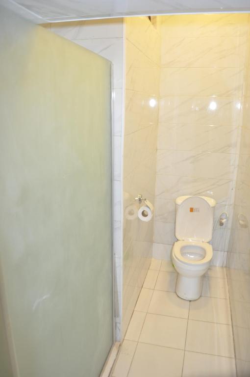 Koupelna v ubytování Triple Tee Hotel