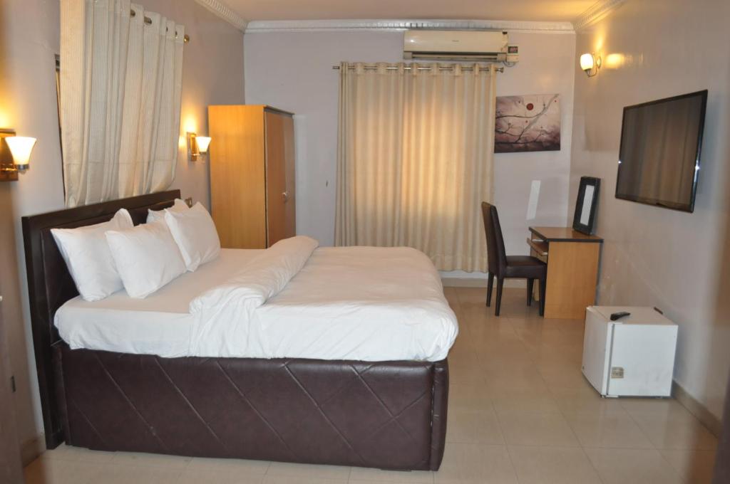 TV a/nebo společenská místnost v ubytování Triple Tee Hotel
