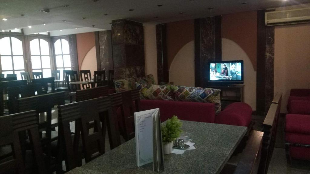 TV a/nebo společenská místnost v ubytování Mayorca Hotel Cairo