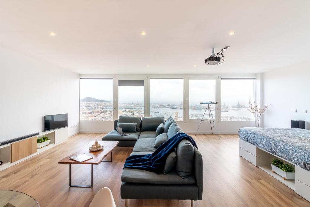 sala de estar con sofá y cama en Flatguest Ansite + Deluxe + Panoramic Views + Fast WiFi, en Las Palmas de Gran Canaria