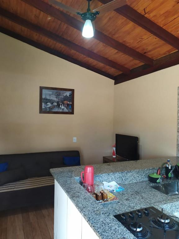 Kuchyň nebo kuchyňský kout v ubytování Acomodação chalé entre capitolio e escarpas do lago
