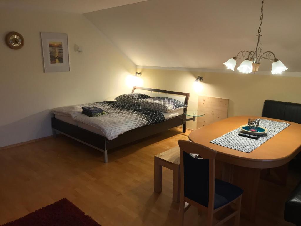 1 dormitorio con 1 cama y mesa de comedor en Ferienwohnung Sagmeister Wirtgut St. Andrä en Sankt Andrä im Lungau