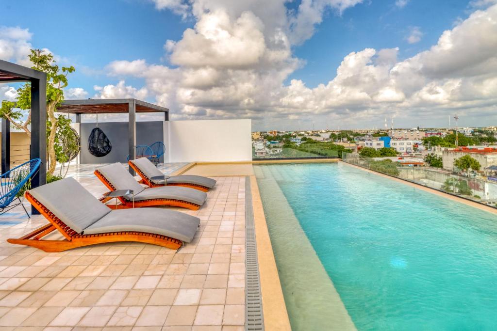 piscina no telhado de uma casa com vista em Sunset 203 at Riva em Playa del Carmen