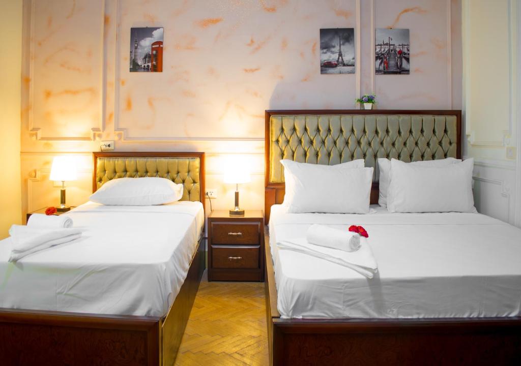 Postel nebo postele na pokoji v ubytování Golden Palace Hotel