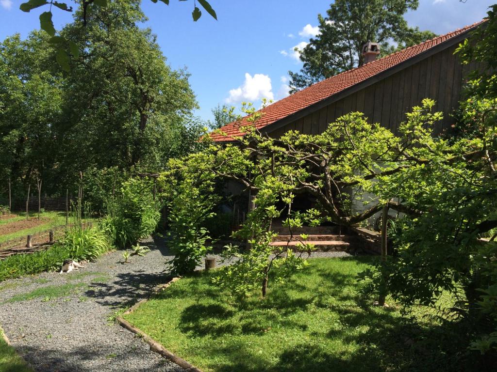 un giardino di fronte a una casa di Cottage on Hill a Donja Stubica