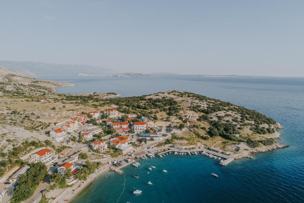 una vista aérea de una pequeña isla en el océano en Rooms Nadia, en Stara Baška