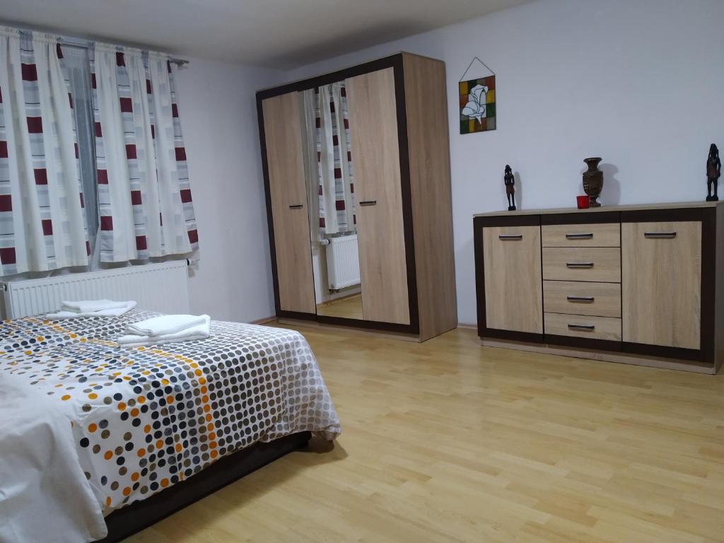 1 dormitorio con cama, tocador y espejo en Apartment Benecko 124, en Benecko
