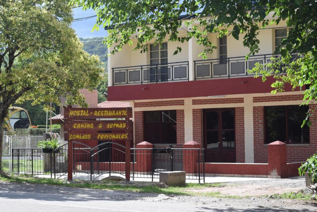 un edificio con un cartello di fronte di Camino a Termas a San Salvador de Jujuy