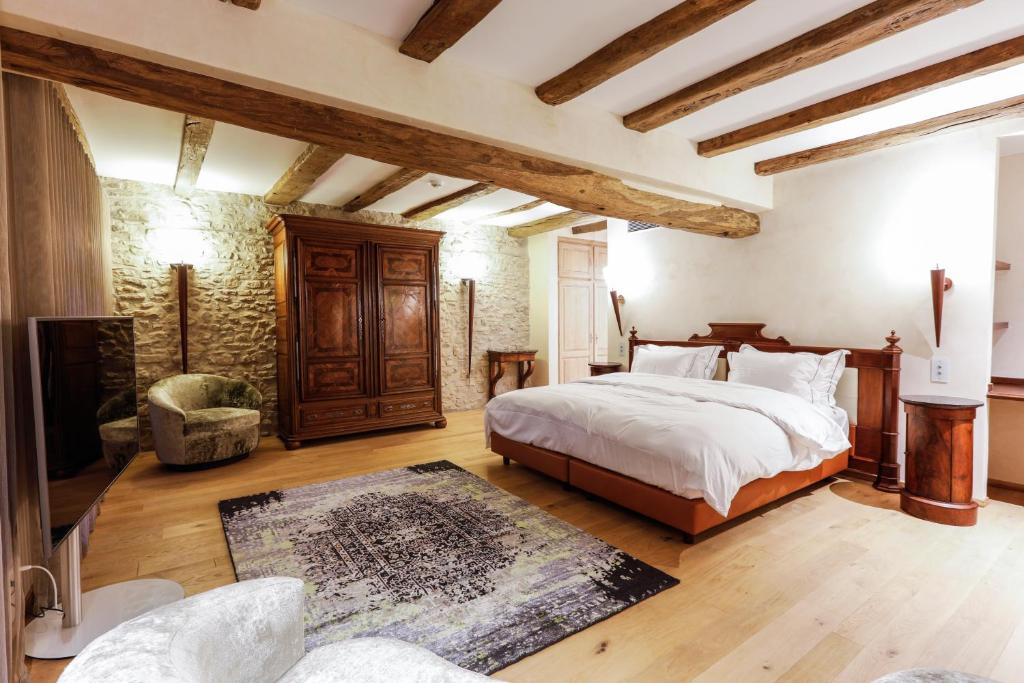 a bedroom with a bed and a tv in a room at Auberge Saint Walfrid in Sarreguemines
