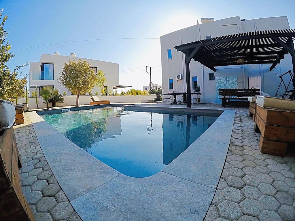 - une piscine en face d'une maison dans l'établissement Villa Amor, à Pefki