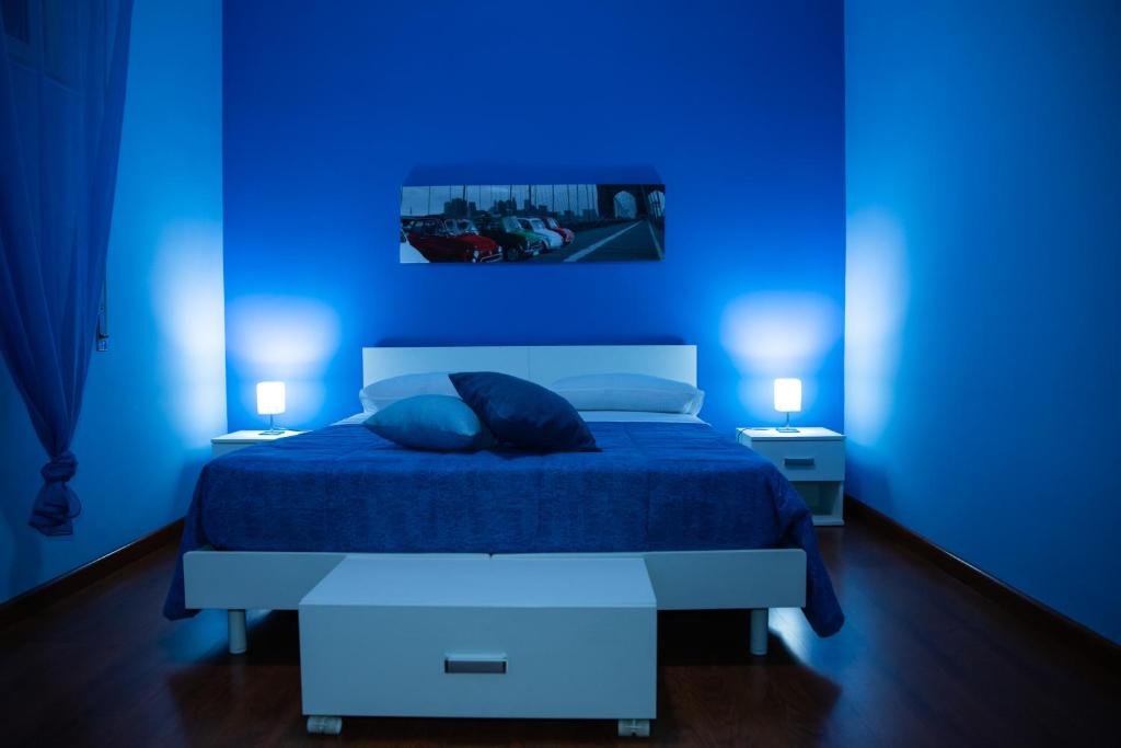 PellaroにあるB&B Arcobalenoの青いベッドルーム(ベッド1台、ナイトスタンド2台付)