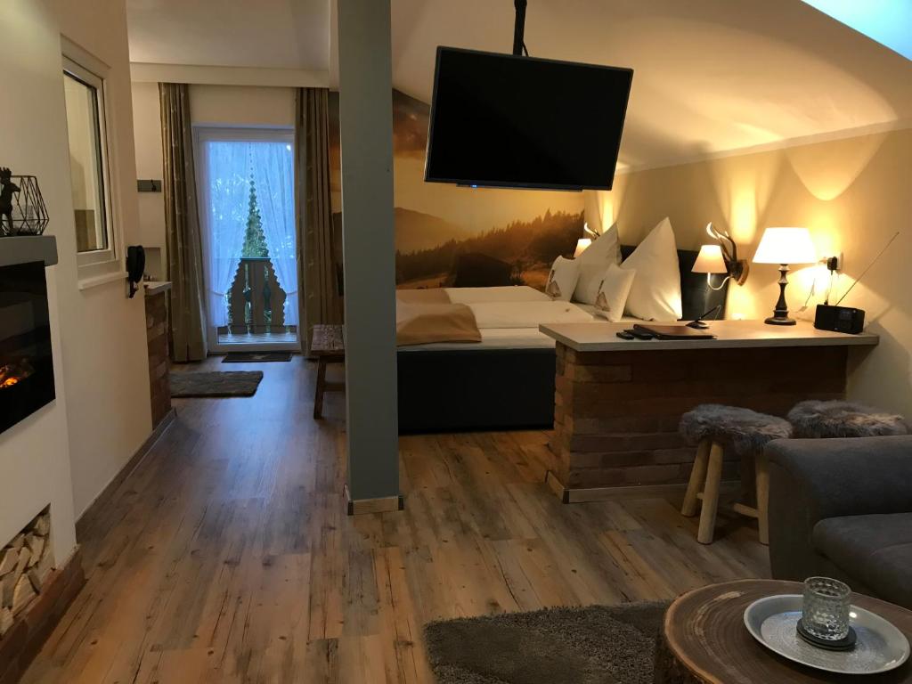 a hotel room with a bed and a television at Zur neuen Post Landgasthof in Herzogsreut