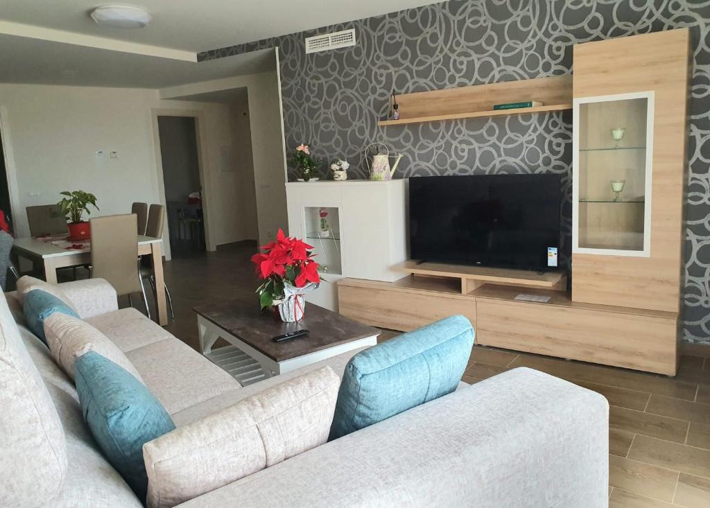A television and/or entertainment centre at Amanece Monegrillo Apartamentos