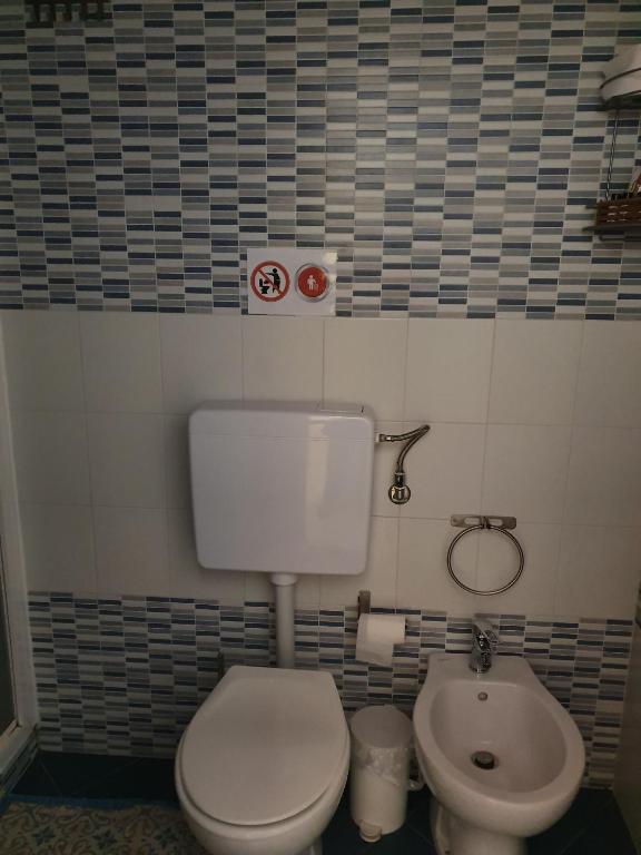 A bathroom at Al Blu Ortigia Apartments