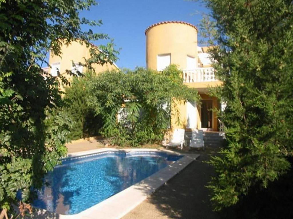 una casa con piscina delante de una casa en Chalet San Antonio LEK, en Peñíscola