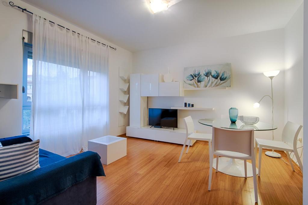 een woonkamer met een blauwe bank en een tafel bij The Perfect Place in Rijeka