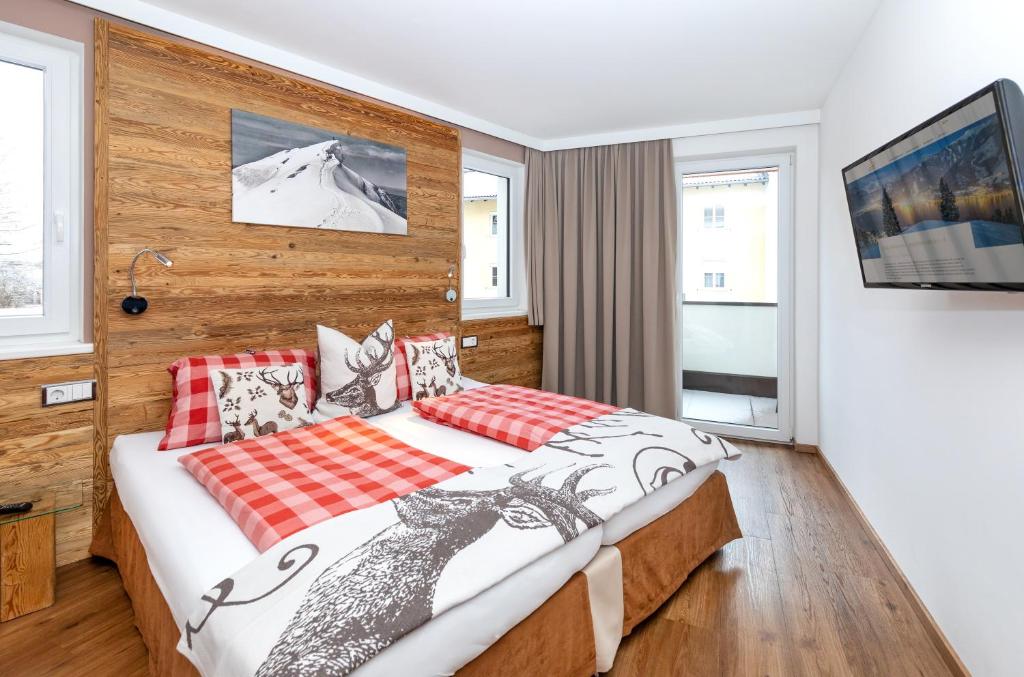 Łóżko lub łóżka w pokoju w obiekcie Appartement Living Schönwies including Zell am See-Kaprun summercard