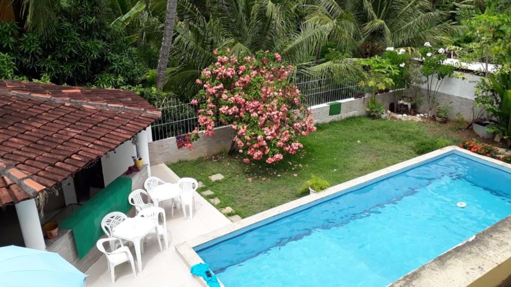uma vista aérea de uma casa com piscina em Hostel Meu Sossego Vilas em Lauro de Freitas