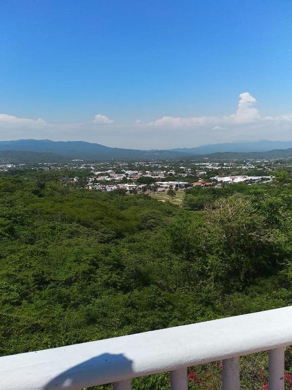 - une vue sur une ville depuis le sommet d'une colline dans l'établissement House of the Winds, à Manzanillo