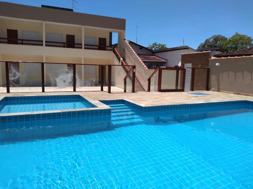 uma piscina em frente a uma casa em Chalés São Mateus em Ubatuba