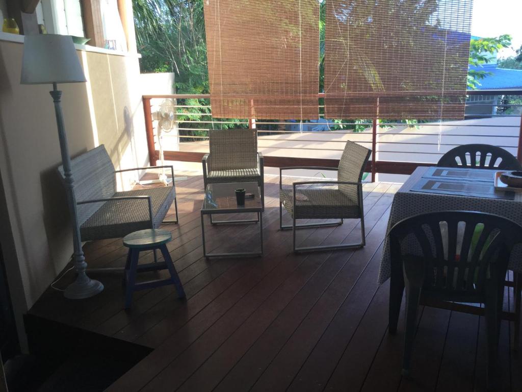 eine Veranda mit Stühlen, einem Tisch und Stühlen in der Unterkunft Bungalow Sea Brise 2 personnes in Saint-François