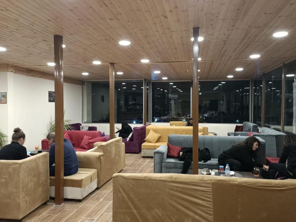 Posezení v ubytování PETRA Cabin Dorms Hostel
