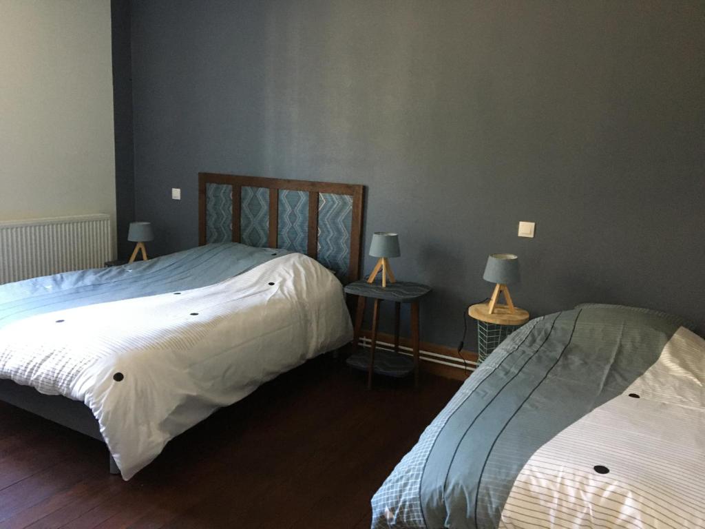 duas camas sentadas uma ao lado da outra num quarto em Gîte Le 1902 em Brouvelieures