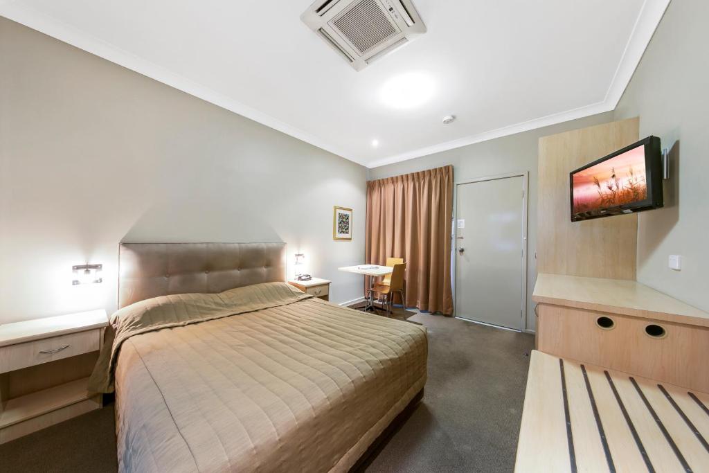 Postel nebo postele na pokoji v ubytování Cessnock Motel