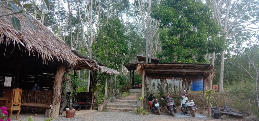 un grupo de motocicletas estacionadas frente a una casa en Dahla Lanta Hut, en Ko Lanta