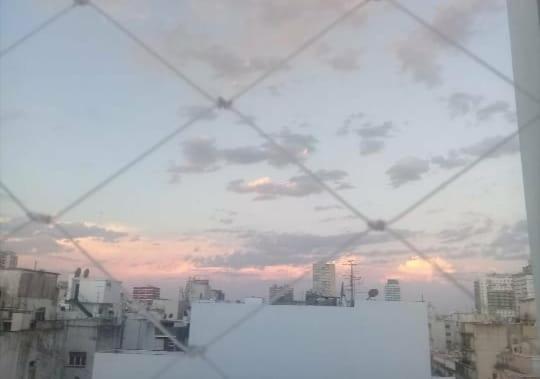 een uitzicht op de skyline van een stad door een prikkeldraadhek bij Travel ART! in Mar del Plata