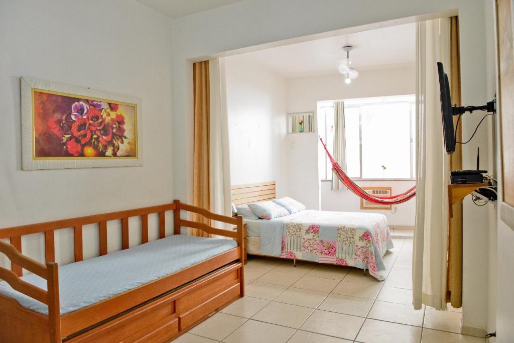 1 Schlafzimmer mit 2 Betten und einem Fenster in der Unterkunft HospedaCopa 604 in Rio de Janeiro