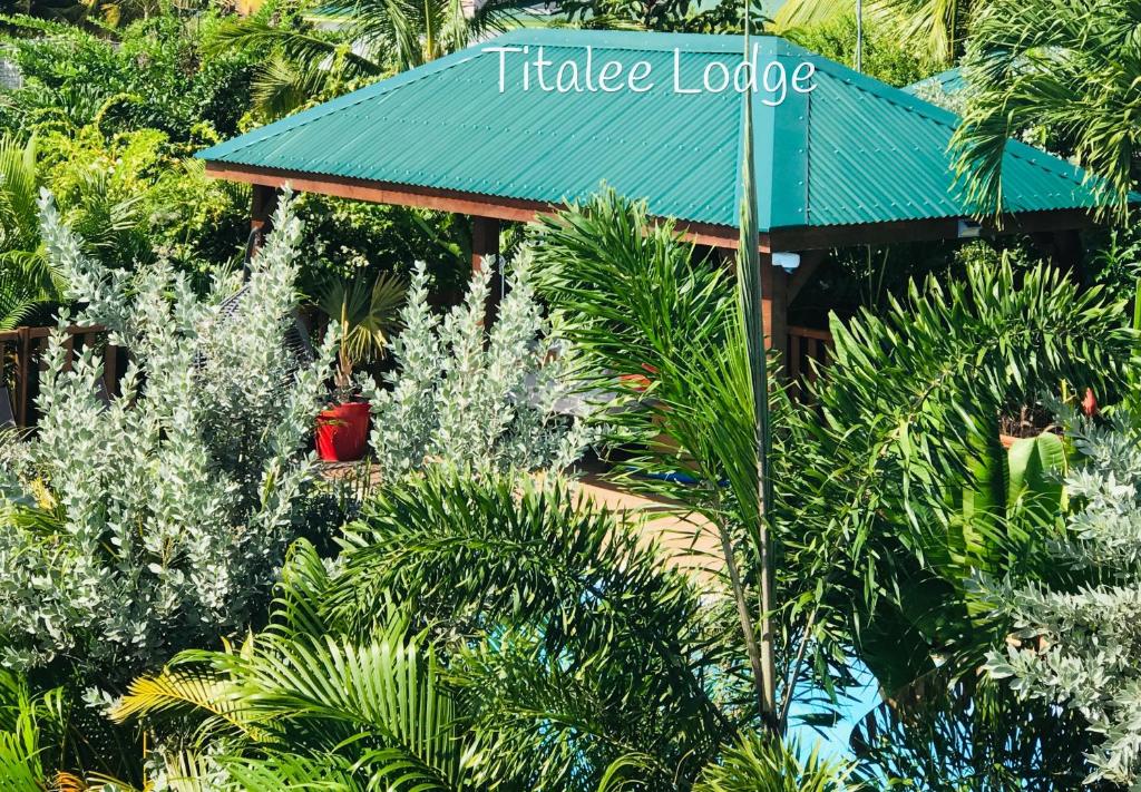 Zahrada ubytování Titalee Lodge 3 Villas autour d'une piscine