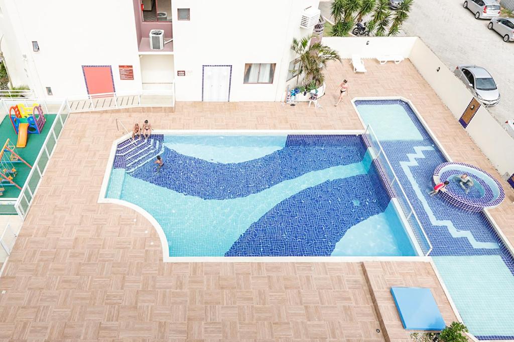 una vista aérea de una piscina en un edificio en Apto 1 dormitório Vista para o Mar, en Florianópolis