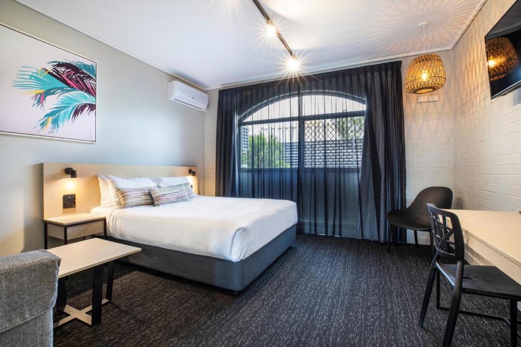 Habitación de hotel con cama, mesa y sillas en Nightcap at Springwood Hotel, en Springwood