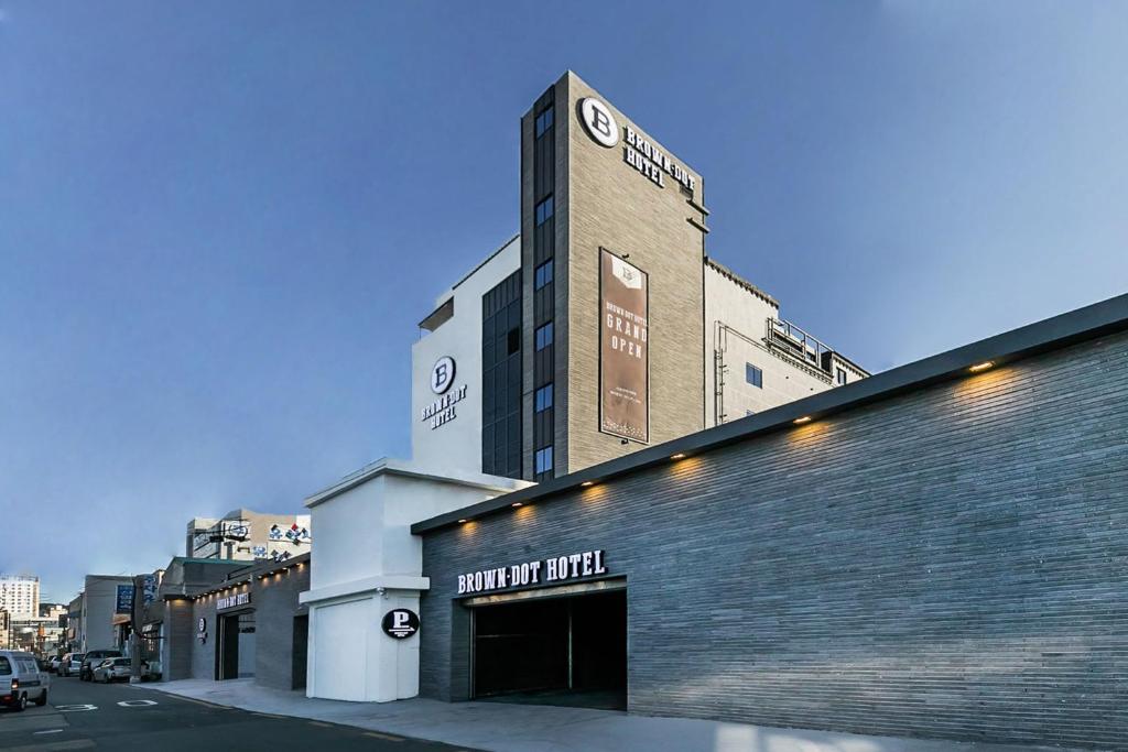 釜山にあるBrowndot Hotel Sasang Reneciteの時計塔のある建物