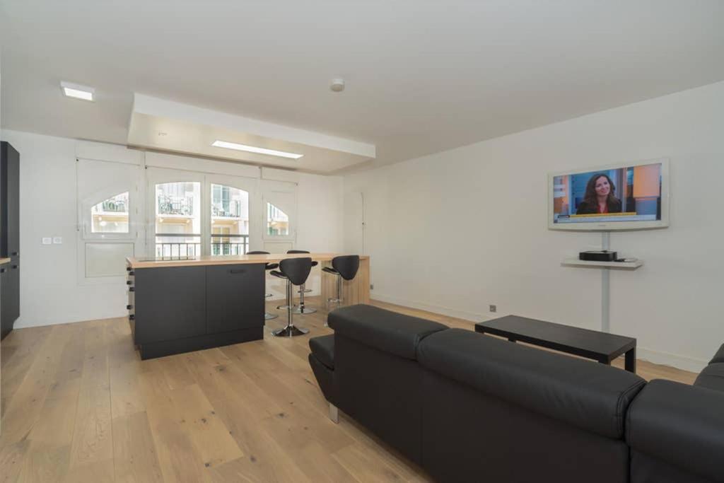 LOVELY APARTMENT CLOSE TO A BIG SHOPPING MALL - Appartement De Deux Chambres