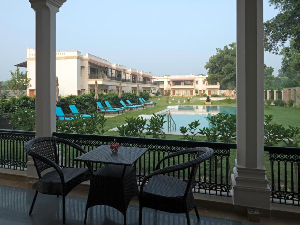 Bazén v ubytování Tree of Life Resort & Spa Varanasi nebo v jeho okolí