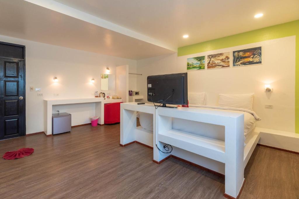 Crystal Bay Beach Resort - Standard Triple Room