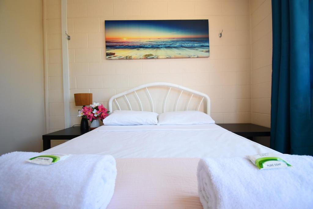 
A bed or beds in a room at Caloundra Backpackers

