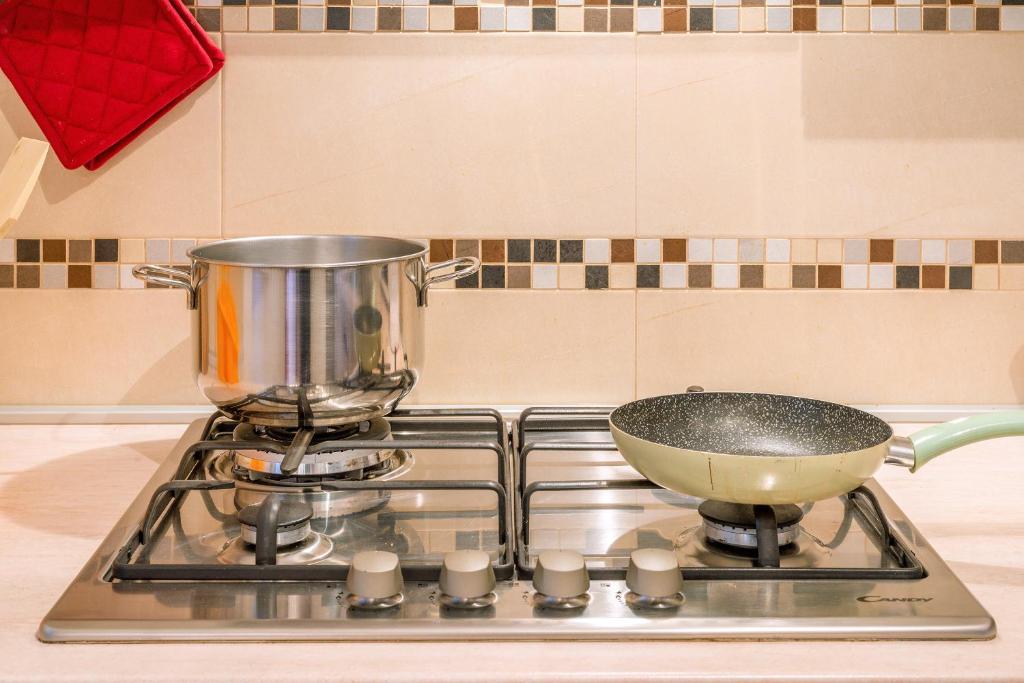 Kuchnia lub aneks kuchenny w obiekcie GoodStay Archimede Apartment