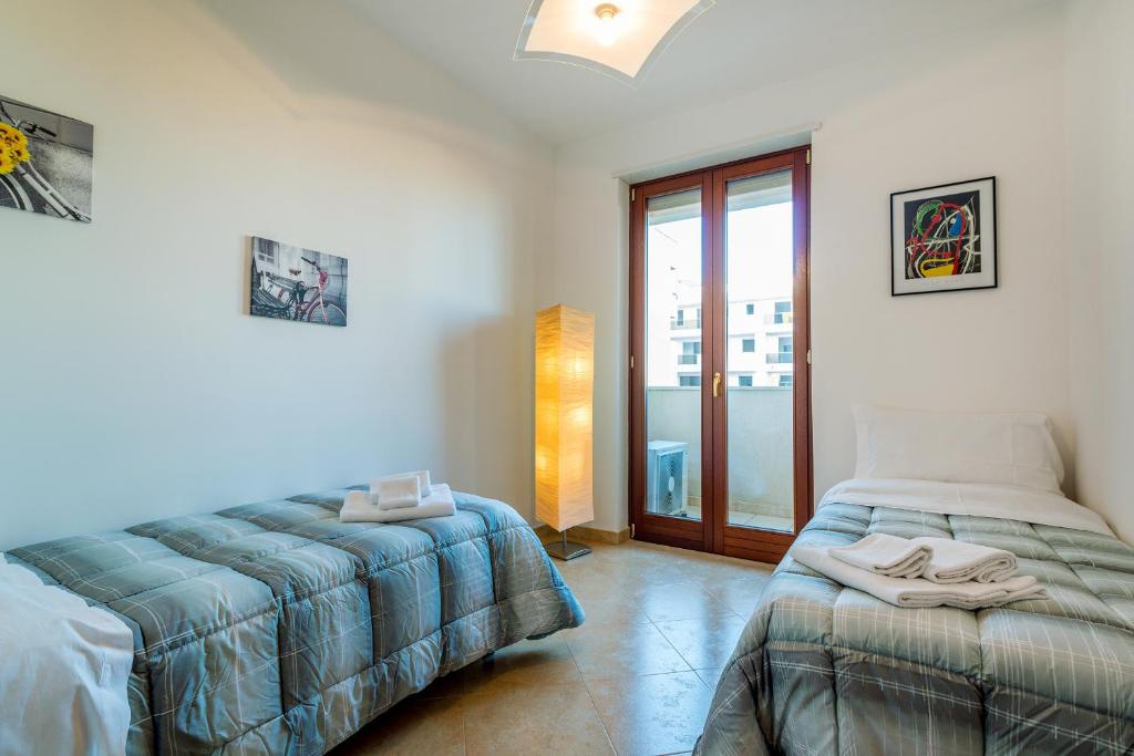 Łóżko lub łóżka w pokoju w obiekcie GoodStay Archimede Apartment