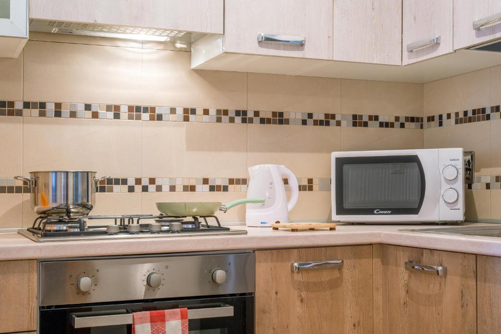 Kuchnia lub aneks kuchenny w obiekcie GoodStay Archimede Apartment