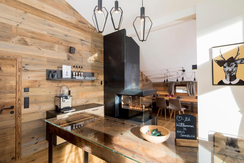 cocina con paredes de madera y encimera en Haus Sonnblick Penthouse, en Reith im Alpbachtal