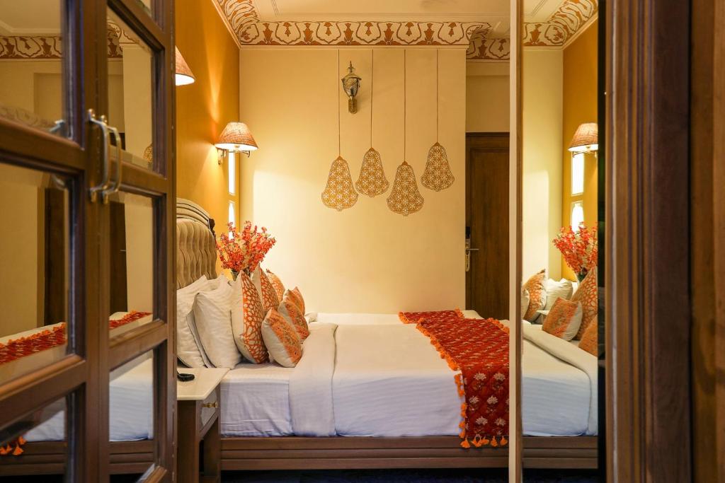 Postel nebo postele na pokoji v ubytování Laxmi Palace Heritage Boutique Hotel