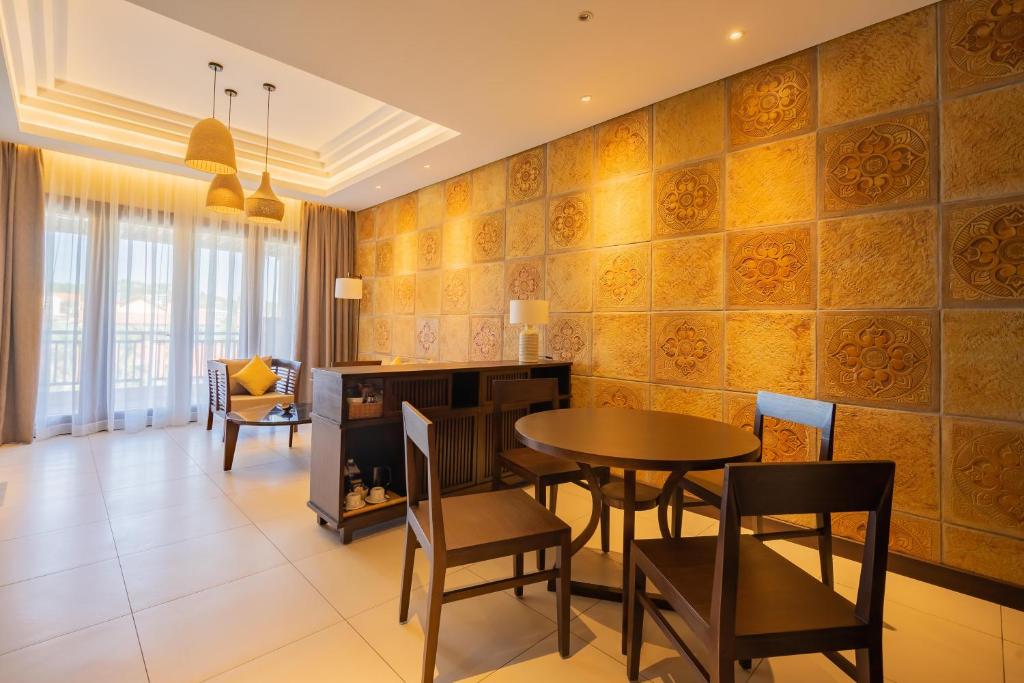 Suite Signature Có Ban Công Nhìn Ra Toàn Cảnh - Miễn Phí Minibar Trong Phòng