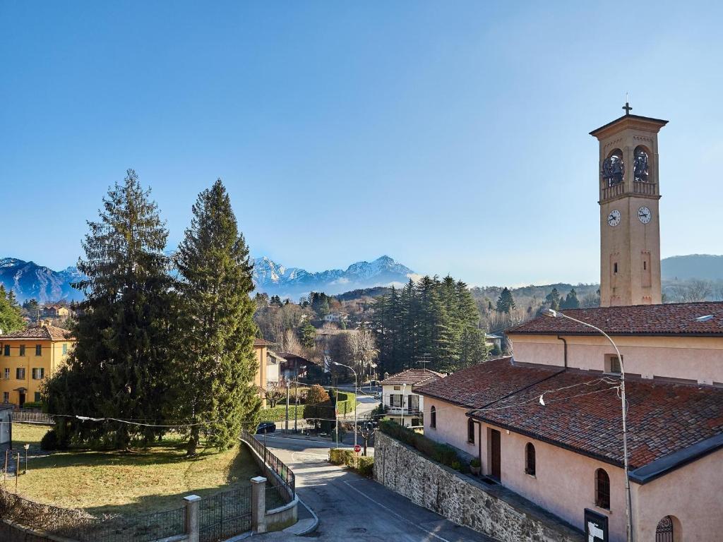 un edificio con una torre dell'orologio in una città di Appartamento Ghisallo a Magreglio