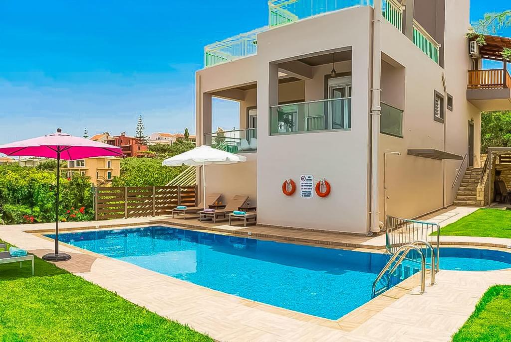 Villa con piscina frente a una casa en Villa Panagiotis Chania, en Daratso