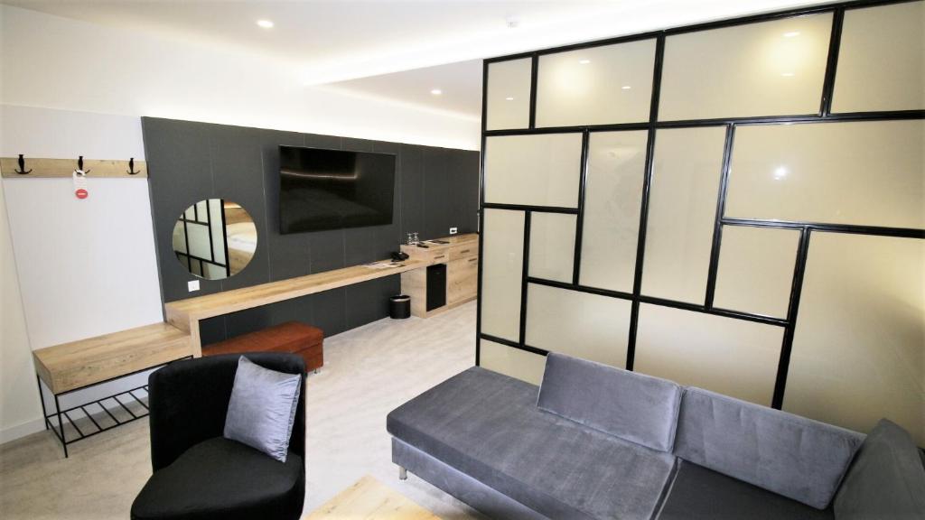TV a/nebo společenská místnost v ubytování Hotel Magnus Trenčín